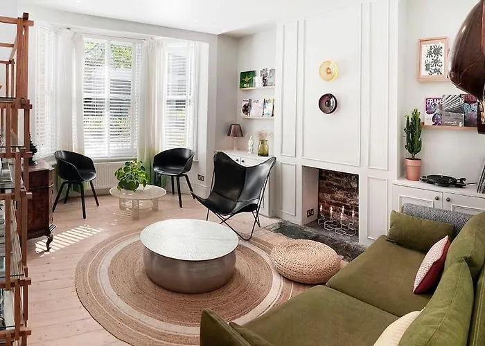 Stylish & Spacious! A Victorian House In Zone 1!